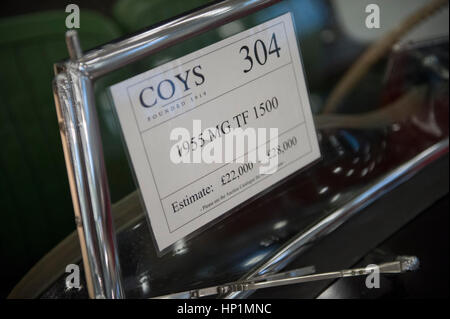 Olympia, London, UK. 17. Februar 2017. Historische Automobile Messe und Auktion Vorschau Tag. Historische Ultra-Luxus-Autos für private Eigentümer und Sammler, die in einer Vielzahl von Autos mit einer COYS-Auktion am Samstag, 18. Februar investieren. Foto: 1955 MG TF 1500 schätzen £22.000-£28 000. Bildnachweis: Malcolm Park Leitartikel/Alamy Live-Nachrichten Stockfoto