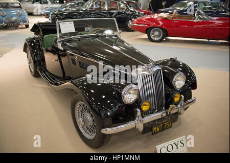 Olympia, London, UK. 17. Februar 2017. Historische Automobile Messe und Auktion Vorschau Tag. Historische Ultra-Luxus-Autos für private Eigentümer und Sammler, die in einer Vielzahl von Autos mit einer COYS-Auktion am Samstag, 18. Februar investieren. Foto: 1955 MG TF 1500 schätzen £22.000-£28 000. Bildnachweis: Malcolm Park Leitartikel/Alamy Live-Nachrichten Stockfoto