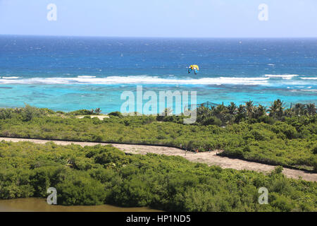 Neckar-Insel, Karibik, British Virgin Islands. 17. November 2014. Eine Kitesurfer landet Drachen über einen neuen Patch auf Necker wo wird ein riesiges Solarfeld installiert werden. Bildnachweis: Mark Greenberg/ZUMA Draht/Alamy Live-Nachrichten Stockfoto