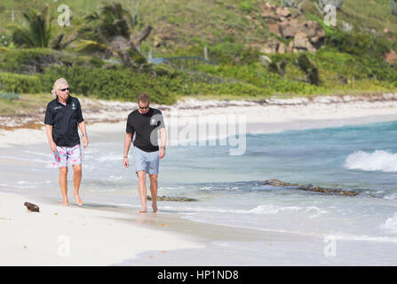 Neckar-Insel, Karibik, British Virgin Islands. 19. November 2014. Sir Richard Branson und Sohn Sam Fuß am Strand während einer Pause in der Tennis-Aktion auf Necker Island. Bildnachweis: Mark Greenberg/ZUMA Draht/Alamy Live-Nachrichten Stockfoto