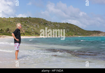 Neckar-Insel, Karibik, British Virgin Islands. 19. November 2014. Sir Richard Branson und Sohn Sam Fuß am Strand während einer Pause in der Tennis-Aktion auf Necker Island. Bildnachweis: Mark Greenberg/ZUMA Draht/Alamy Live-Nachrichten Stockfoto