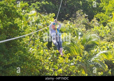 Neckar-Insel, Karibik, British Virgin Islands. 17. November 2014. Kim Clijsters Seilrutschen über Necker Island. Bildnachweis: Mark Greenberg/ZUMA Draht/Alamy Live-Nachrichten Stockfoto