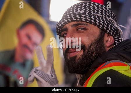 Toronto, Ontario, Kanada. 15. Februar 2017. Kurdische protestieren in Toronto, Demonstranten fordern eine friedliche und demokratische Lösung für die Kurden in der Türkei Bilder der Arbeiterpartei Kurdistans Parteiführer Abdullah Ã – Calan, fordern seine Freilassung halten. Bildnachweis: Johnny De Franco/ZUMA Draht/Alamy Live-Nachrichten Stockfoto