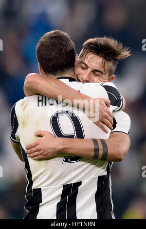 Turin, Italien. 17. Februar 2017. Paulo Dybala (rechts) von Juventus FC feiert mit Gonzalo Higuain nach ein Tor in der Serie A Fußballspiel zwischen Juventus FC und Citta di Palermo. Bildnachweis: Nicolò Campo/Alamy Live-Nachrichten Stockfoto