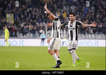 Turin, Italien. 17. Februar 2017. Paulo Dybala (links) von Juventus FC reagiert nach seinem Tor in der Serie A Fußballspiel zwischen Juventus FC und Citta di Palermo. Bildnachweis: Nicolò Campo/Alamy Live-Nachrichten Stockfoto