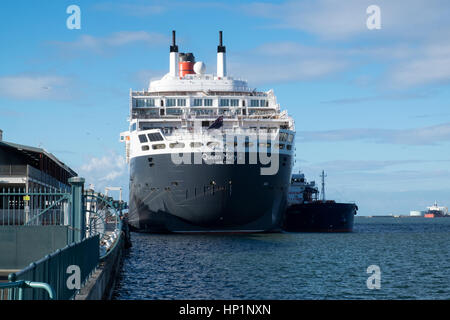 Melbourne, Australien. 18. Februar 2017. Die Queen Mary 2, die weltweit größte Ozeandampfer, angedockt an Station Pier. Das Schiff fährt heute Abend auf seine ersten hin-und Rückflug von Melbourne, Berufung auf Kangaroo Island, South Australia. Bildnachweis: Michael Holloway/Alamy Live-Nachrichten Stockfoto