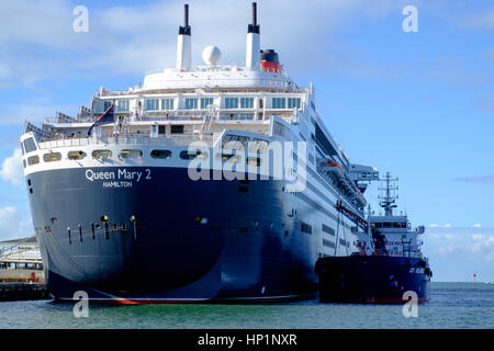 Melbourne, Australien. 18. Februar 2017. Die Queen Mary 2, die weltweit größte Ozeandampfer, angedockt an Station Pier. Das Schiff fährt heute Abend auf seine ersten hin-und Rückflug von Melbourne, Berufung auf Kangaroo Island, South Australia. Bildnachweis: Michael Holloway/Alamy Live-Nachrichten Stockfoto