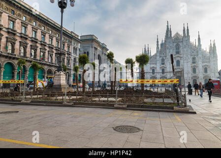 Mailand, Italien. 17. Februar 2017. Piazza del Duomo (Domplatz), Mailand, Italien - 17. Februar 2017: grüne Vorbereitung gesponsert von riesigen Starbucks-Café, die im Jahr 2018 mit seinen ersten Store in Mailand kommt. Das Unternehmen gewann die Benachrichtigung der öffentlichen Versteigerung der Stadt für die Neugestaltung von Grünflächen vor der Kathedrale, hinter das Reiterdenkmal für Vittorio Emanuele II. Die Wahl der Palmen hat einige Polemik ausgelöst. Bildnachweis: Alessandro Mascheroni/Alamy Live-Nachrichten Stockfoto