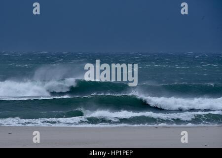 San Diego, Kalifornien, USA, 17. Februar 2017. Absturz Surf am Mission Beach in San Diego, Kalifornien, USA. National Weather Service hat hohe Brandung, Starkwind und Sturm Warnungen ausgegeben.  Potenziell schädliche Surf von 10 bis 15 Fuß Samstagnachmittag durch frühen Sonntagmorgen. Windböen von 50 bis 60 km/h sind von der Küste zu den Tälern und in den Wüstenregionen erwartet. John D. Ivanko/Alamy Live-Nachrichten Stockfoto