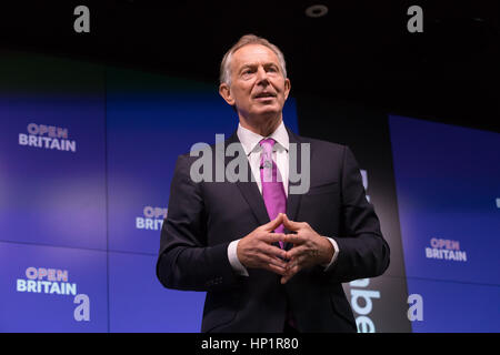 London, UK. 17. Februar 2017. Tony Blair macht eine Grundsatzrede über Austritt bei einer offenen Großbritannien Veranstaltung bei Bloomberg in London. In seiner ersten großen Rede seit der Europäischen Union (EU) Referendum, ehemaliger Premierminister, hat Tony Blair gefordert bleiben Fans zu kämpfen um zu stoppen Austritt, behaupten, dass Wähler waren falsch, wenn sie für Austritt und die Premierminister gewählt, Theresa MayÕs Agenda wird von hardline Euroskeptikern diktiert wird. Bildnachweis: Vickie Flores/Alamy Live-Nachrichten Stockfoto