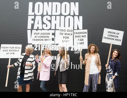 Redaktion verwenden nur (von links nach rechts) Janie Felstead, 65, Jilly Johnson 63, Liz Horne, Brucella Newman-Persaud und Gina Michel, beteiligen sich an ältere Modelle Protest auf dem Strand in London, wie Einzelhändler JD Williams gegen Altersdiskriminierung bei der London Fashion Week zeigt. Stockfoto