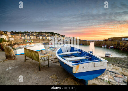 Sonnenaufgang über dem Hafen von Mousehole in der Nähe von Penzance an der kornischen Küste Stockfoto