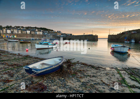 Boote im Hafen von Mousehole in der Nähe von Penzance in Cornwall Stockfoto