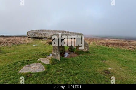 Ein nebliger bewölkten Tag bei Lanyon Quoit, einer neolithischen Dolmen in der Nähe von Penzance in Cornwall Stockfoto