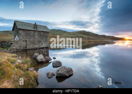 Sonnenuntergang über Devoke Wasser im Lake District in Cumbria Stockfoto