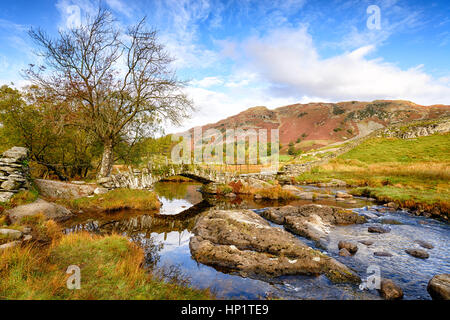 Die schöne Slater Brücke am kleinen Langdale im Lake District in Cumbria Stockfoto