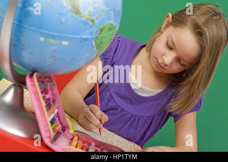 Model Release, näher, 6 Jahre, Macht Hausaufgaben - Mädchen macht Hausaufgaben Stockfoto