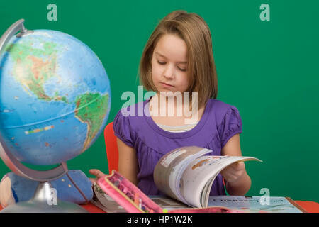 Model Release, Schulmaedchen Mit Lernunterlagen - Schulmädchen Stockfoto