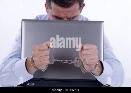 Model Release, Geschaeftsmann in Handschellen, Symbolbild Wirtschaftskriminalitaet - Business-Mann in Handschellen Stockfoto