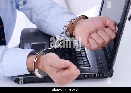 Model Release, Geschaeftsmann in Handschellen, Symbolbild Wirtschaftskriminalitaet - Business-Mann in Handschellen Stockfoto