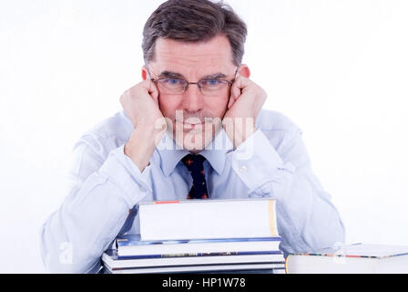 Model Release, Mann, 50 +, Stuetzt Sich Auf Buchstapel - Mann mit Büchern Stockfoto