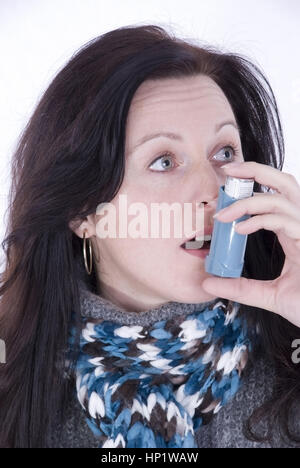 Model Release, Junge Frau Verwendet Asthmaspray - Frau nimmt Asthma Spray Stockfoto