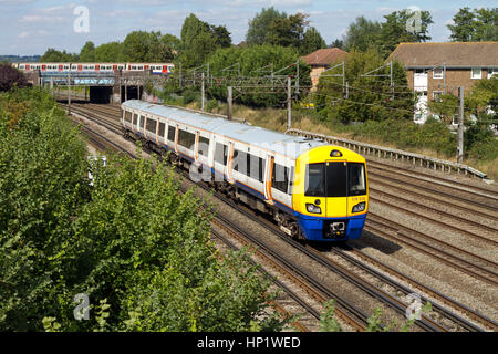 Klasse 378 Capitalstar Elektrischer Triebzug betrieben von London Overground, Südafrika Kenton im Norden von London. Stockfoto