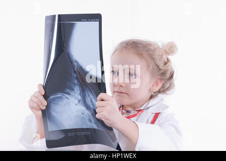 Model Release, näher, 7 Jahre, als Aerztin Mit Röntgen - Mädchen als Arzt Stockfoto