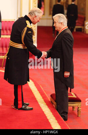 Sir Antony Beevor aus London erfolgt durch den Prince Of Wales am Buckingham Palace, London Knight Bachelor des britischen Empire. Stockfoto