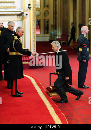 Sir Antony Beevor aus London erfolgt durch den Prince Of Wales am Buckingham Palace, London Knight Bachelor des britischen Empire. Stockfoto