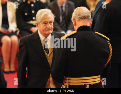 Sir Antony Beevor aus London erfolgt Knight Bachelor des britischen Empire durch den Prince Of Wales während einer Investitur-Feier im Buckingham Palace, London. Stockfoto