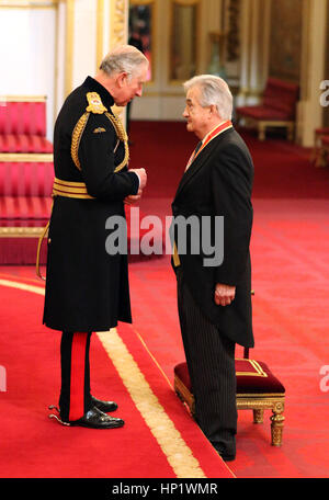 Sir Antony Beevor aus London erfolgt Knight Bachelor des britischen Empire durch den Prince Of Wales während einer Investitur-Feier im Buckingham Palace, London. Stockfoto