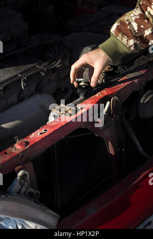 Überprüfen den Kühlmittelstand im Auto. Die Kappe des Heizkörpers, Check Flüssigkeit Ersatz Flüssigkeit. Stockfoto