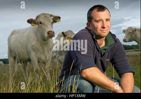 Rinderzüchter james Klein mit seiner Herde von Weiss gezüchtet beef Shorthorn cattle auf seiner Farm in die Mendip Hills, Somerset, Großbritannien Stockfoto