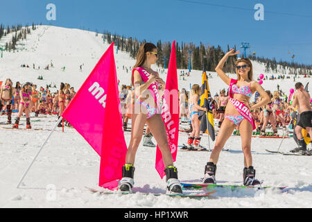 Sheregesh, Kemerowo, Russland - 16. April 2016: Grelka Fest ist ein Sport- und Unterhaltungsprogramm für Ski- und Snowboard Fahrer im Bikini in Russ Stockfoto