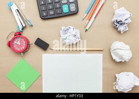 Business Konzept: Taschenrechner, Hefter, rote Uhr, weiße leeres Papier, zerknittertes Papier, post Bleistift und Farbe, Bleistift, Stift auf braunem Papierhintergrund Stockfoto