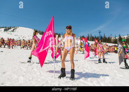 Sheregesh, Kemerowo, Russland - 16. April 2016: Grelka Fest ist ein Sport- und Unterhaltungsprogramm für Ski- und Snowboard Fahrer im Bikini in Russ Stockfoto