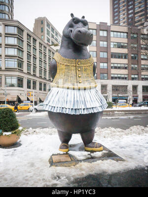 Passant Freude in die neu installierte 'Hippo Ballerina' Skulptur vom dänischen Künstler Bjørn Okholm Skaarup in Dante Park gegenüber dem Lincoln Center in New York am Samstag, 11. Februar 2017. Die 2 und eine halbe Tonne über 15 Fuß hohen Bronzeskulptur der tanzende Nilpferde in Disneys "Fantasia" Film und von Degas' Ballerina Gemälde inspiriert. Die beliebte Skulptur werden durch 31. Juli 2017. (© Richard B. Levine) Stockfoto