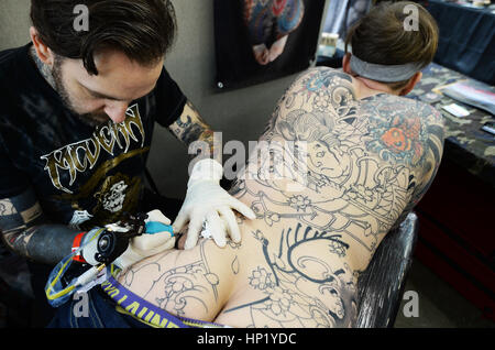 Neil Ayre liegt auf dem Bauch, wie Stewart Robson auf eine Tätowierung auf dem Rücken auf der kollektiven Tattoo Convention, verfügt über 150 Tattoo-Künstler arbeitet, die Old Truman Brewery in Ost-London. PRESS ASSOCIATION Foto Bild Datum: Freitag, 17. Februar 2017. Bildnachweis sollte lauten: John Stillwell/PA Wire Stockfoto