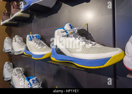 Steph Curry Turnschuhe in der Under Armour speichern in der Westfield World Trade Center Oculus Mall in New York auf Samstag, 11. Februar 2017.  Unter Armour Promi haben Indossanten, Steph Curry, Ballett-Tänzerin Misty Copeland-Basketball-Spieler und Schauspieler Dwayne Johnson ausgedrückt ihren Unmut über Under Armour-Gründer und CEO Kevin Plank pro-Trump Kommentare.  (© Richard B. Levine) Stockfoto