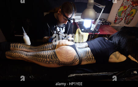 Kali Wlodarski arbeitet auf eine Tätowierung auf Aneta Von Cyborg-Unterseite auf der kollektiven Tattoo Convention, verfügt über 150 Tattoo-Künstler, die Old Truman Brewery in Ost-London. PRESS ASSOCIATION Foto Bild Datum: Freitag, 17. Februar 2017. Bildnachweis sollte lauten: John Stillwell/PA Wire Stockfoto