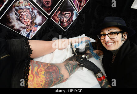 Jo Harrison arbeitet auf einen Kunden unter ihrer Kunstwerke, Königin Elizabeth II und Sir Winston Churchill auf der kollektiven Tattoo Convention, verfügt über 150 Tattoo-Künstler auf die Old Truman Brewery in Ost-London. PRESS ASSOCIATION Foto Bild Datum: Freitag, 17. Februar 2017. Bildnachweis sollte lauten: John Stillwell/PA Wire Stockfoto