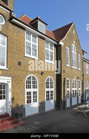 Außenansicht eines typischen viktorianischen London Schulgebäudes nach Sanierung Stockfoto