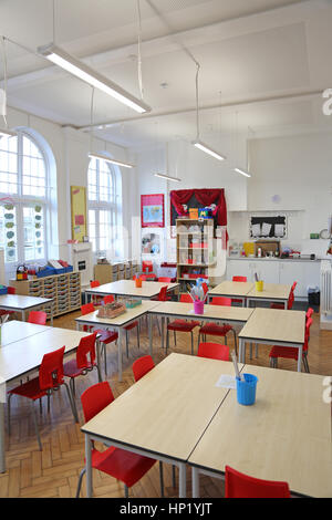 Innenansicht eines Klassenzimmers in einem neu renovierten viktorianischen Schulgebäude in South London, Großbritannien. Leer, keine Pupillen. Stockfoto