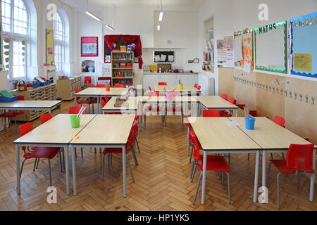 Innenansicht eines Klassenzimmers in einem neu renovierten viktorianischen Schulgebäude in South London, Großbritannien. Leer, keine Pupillen. Stockfoto