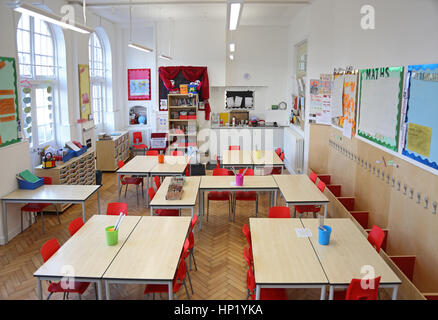 Innenansicht eines Klassenzimmers in einem neu renovierten viktorianischen Schulgebäude in South London, Großbritannien. Leer, keine Pupillen. Stockfoto