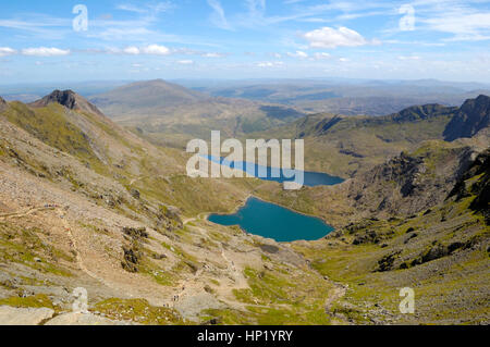 Glaslyn und Llyn Llydaw von etwa 950m Pyg planmäßig bis Snowdon mit Krippe y Ddysgi, Crip Goch und Y Lliwedd Stockfoto