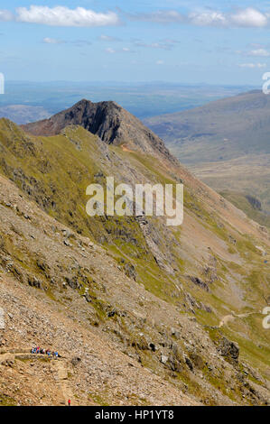 Garnedd Ugain, Crib Goch und Pyg Strecke von etwa 950m am Schlussanstieg Snowdon Stockfoto