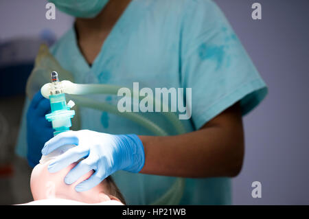 Anästhesist gibt die Maske einatmen Anästhesie Stockfoto