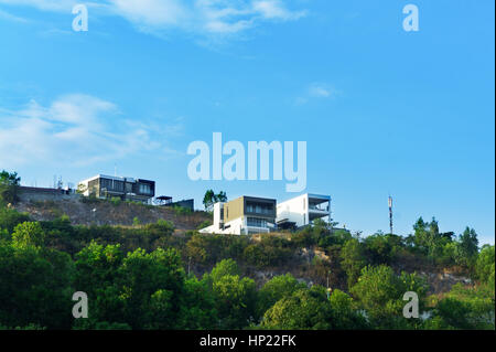 Schöne moderne zwei Villen auf dem Hügel. Landschaft Stockfoto